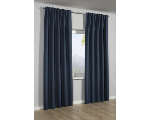 Dva modré závěsy visí na záclonové tyči před oknem.