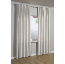 Záclony před oknem s výhledem na horskou krajinu