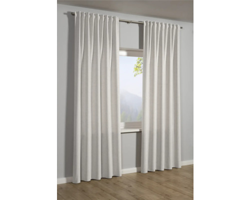 Záclony před oknem s výhledem na horskou krajinu