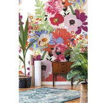 Pokoj s květinovou tapetou, komodou a pokojovými rostlinami