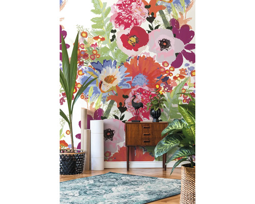 Pokoj s květinovou tapetou, komodou a pokojovými rostlinami