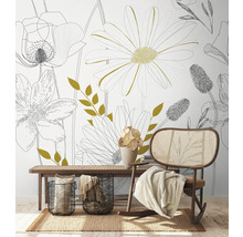 Pohled na pokoj s květinovou tapetou, lavicí, ratanovým křeslem a bytovými doplňky