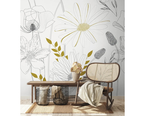 Pohled na pokoj s květinovou tapetou, lavicí, ratanovým křeslem a bytovými doplňky