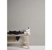 Stěna s kosmetickými produkty a hadříkem na dřevěné lavičce