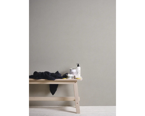 Stěna s kosmetickými produkty a hadříkem na dřevěné lavičce