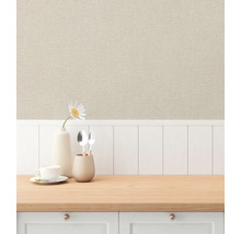 Scéna s béžovou vliesovou tapetou lněného vzhledu nad bílým dřevěným obkladem