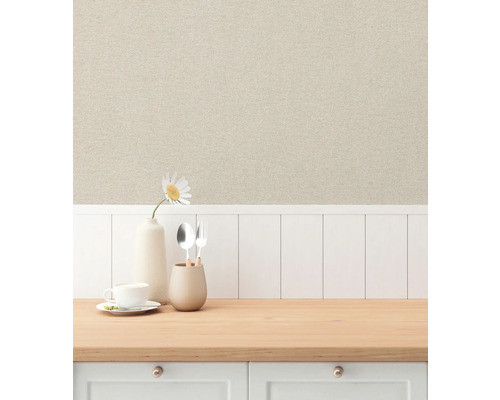 Scéna s béžovou vliesovou tapetou lněného vzhledu nad bílým dřevěným obkladem