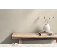 Dekorativní scéna s dřevěnou lavicí, knihami a vázou s trávami