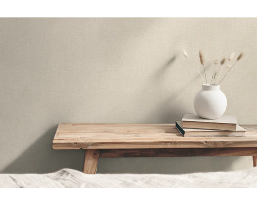 Dekorativní scéna s dřevěnou lavicí, knihami a vázou s trávami