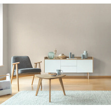 Obývací pokoj s křeslem, stolem a komodou ve světlém designu