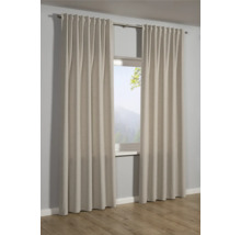 Dva závěsy visí na záclonové tyči před oknem.