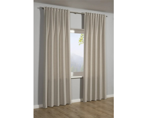 Dva závěsy visí na záclonové tyči před oknem.