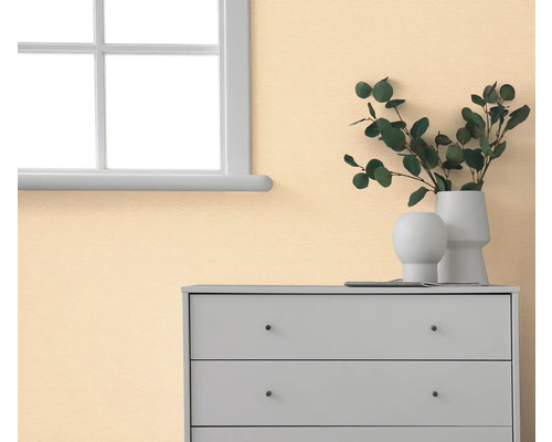 Pokojová scéna s komodou, dekorací a oknem