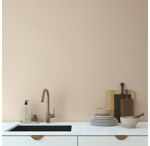 Kuchyňská scéna s dřezem, baterií, prkénky a nádobím na kuchyňské lince