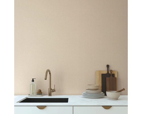 Kuchyňská scéna s dřezem, baterií, prkénky a nádobím na kuchyňské lince