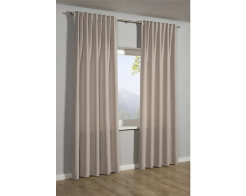 Pohled do pokoje se závěsy na záclonové tyči před oknem.
