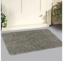 Textilní rohožka před dveřmi
