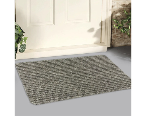 Textilní rohožka před dveřmi