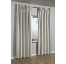 Dva závěsy před oknem na záclonové tyči