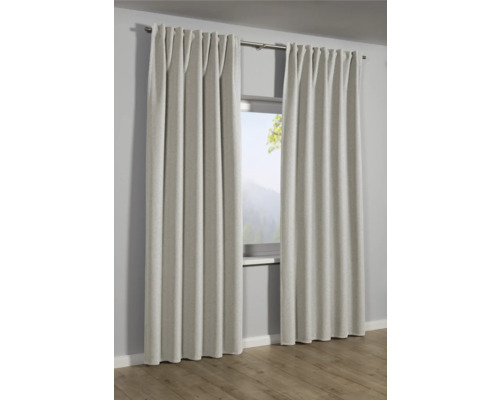 Dva závěsy před oknem na záclonové tyči