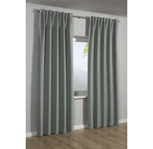 Šedé závěsy před oknem s výhledem ven