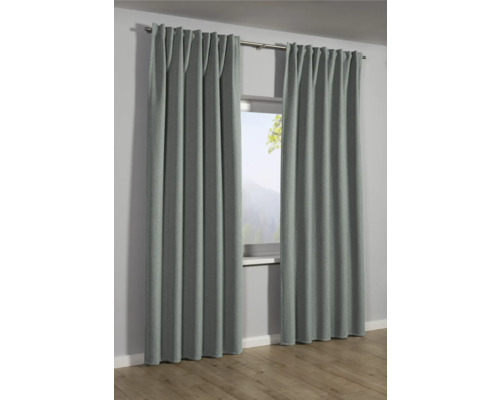 Šedé závěsy před oknem s výhledem ven