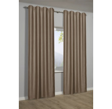 Dva závěsy visí před oknem a poskytují soukromí a dekoraci.