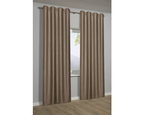 Dva závěsy visí před oknem a poskytují soukromí a dekoraci.