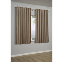 Dva hnědé závěsy visí na záclonové tyči před oknem.