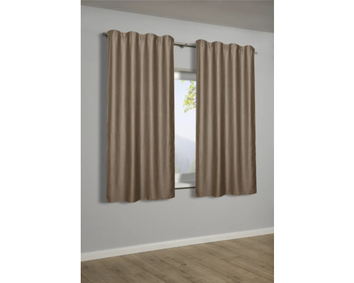 Dva hnědé závěsy visí na záclonové tyči před oknem.