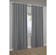 Dva šedé závěsy visí na záclonové tyči před oknem.