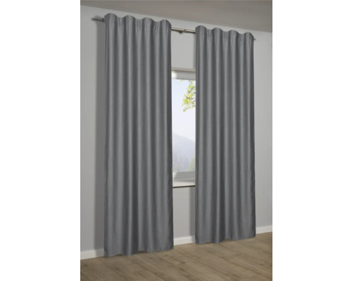Dva šedé závěsy visí na záclonové tyči před oknem.