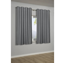 Dva šedé závěsy před oknem