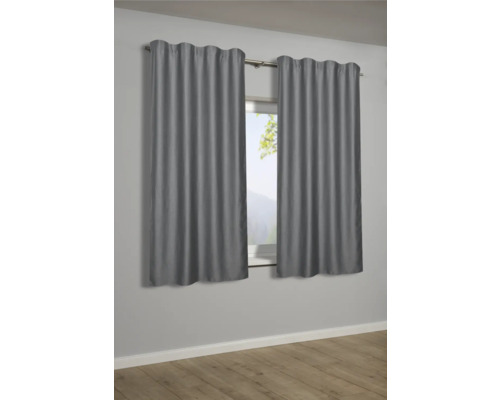 Dva šedé závěsy před oknem