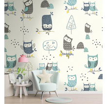 Design pokoje s tapetou se vzorem sovy, křeslem a odkládacím stolkem