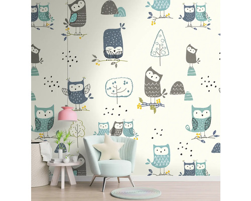 Design pokoje s tapetou se vzorem sovy, křeslem a odkládacím stolkem