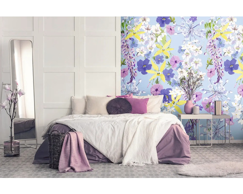 Ložnice s dvoulůžkem, zrcadlem, nočním stolkem a květinovou tapetou