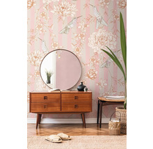 Dekorativní interiér s komodou, zrcadlem a květinovou tapetou s motivy ptáků