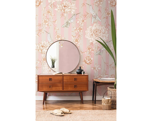 Dekorativní interiér s komodou, zrcadlem a květinovou tapetou s motivy ptáků