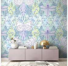 Pokoj s tapetou s motýly a vážkami za příborníkem