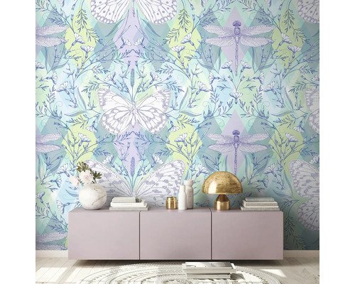 Pokoj s tapetou s motýly a vážkami za příborníkem