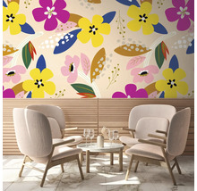 Scéna s květinovou tapetou, křesly a stolem