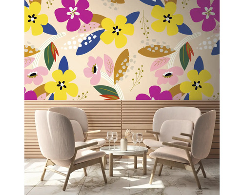 Scéna s květinovou tapetou, křesly a stolem