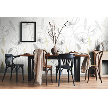 Jídelna s jídelním stolem, židlemi a květinovou tapetou