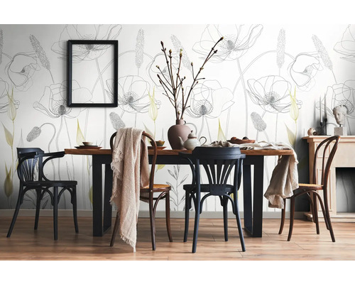 Jídelna s jídelním stolem, židlemi a květinovou tapetou