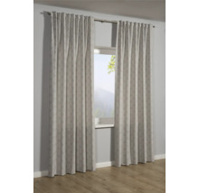 Dva vzorované závěsy visí před oknem.