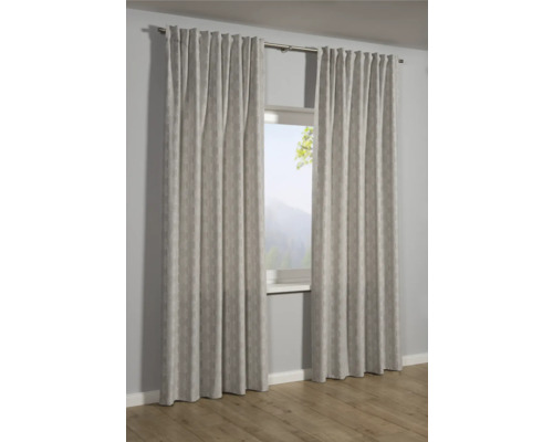 Dva vzorované závěsy visí před oknem.