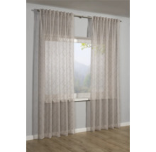 Záclona se vzorem před oknem