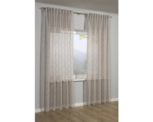 Záclona se vzorem před oknem