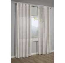 Dva světlé závěsy visí před oknem a vytvářejí světlé a uspořádané prostředí.